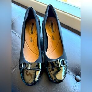 Clarks size 10m ladies high heel wedge shoes in black with patton accents.